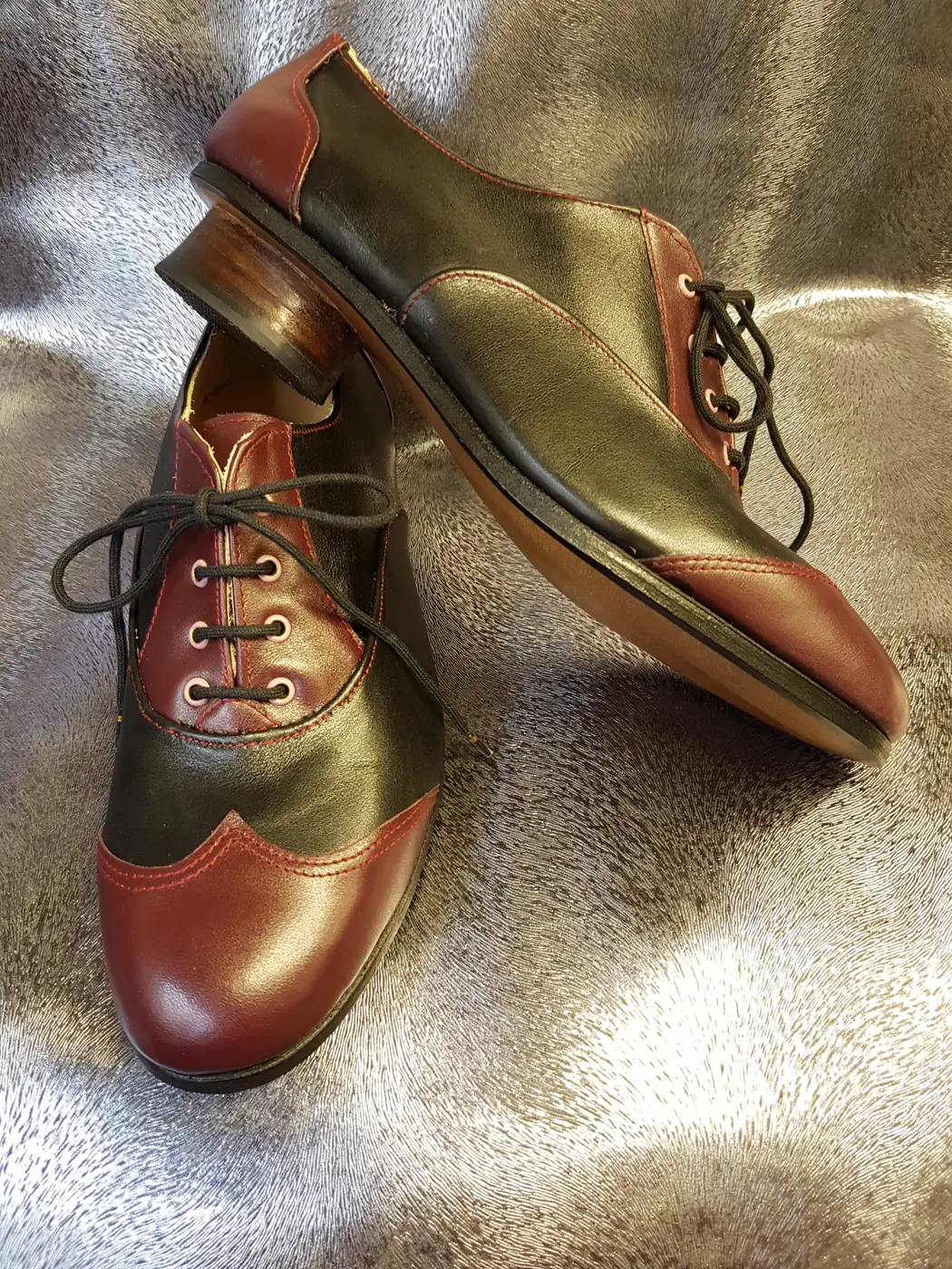 Zweifarbige Schnürschuhe aus der Maßwerkstatt