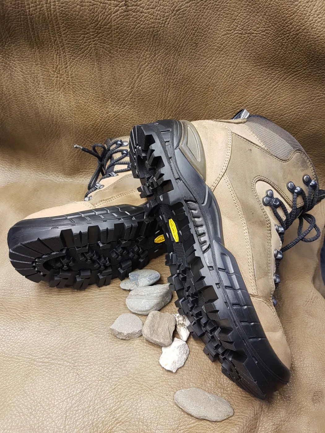 Wanderstiefel mit neuen Profilsohlen