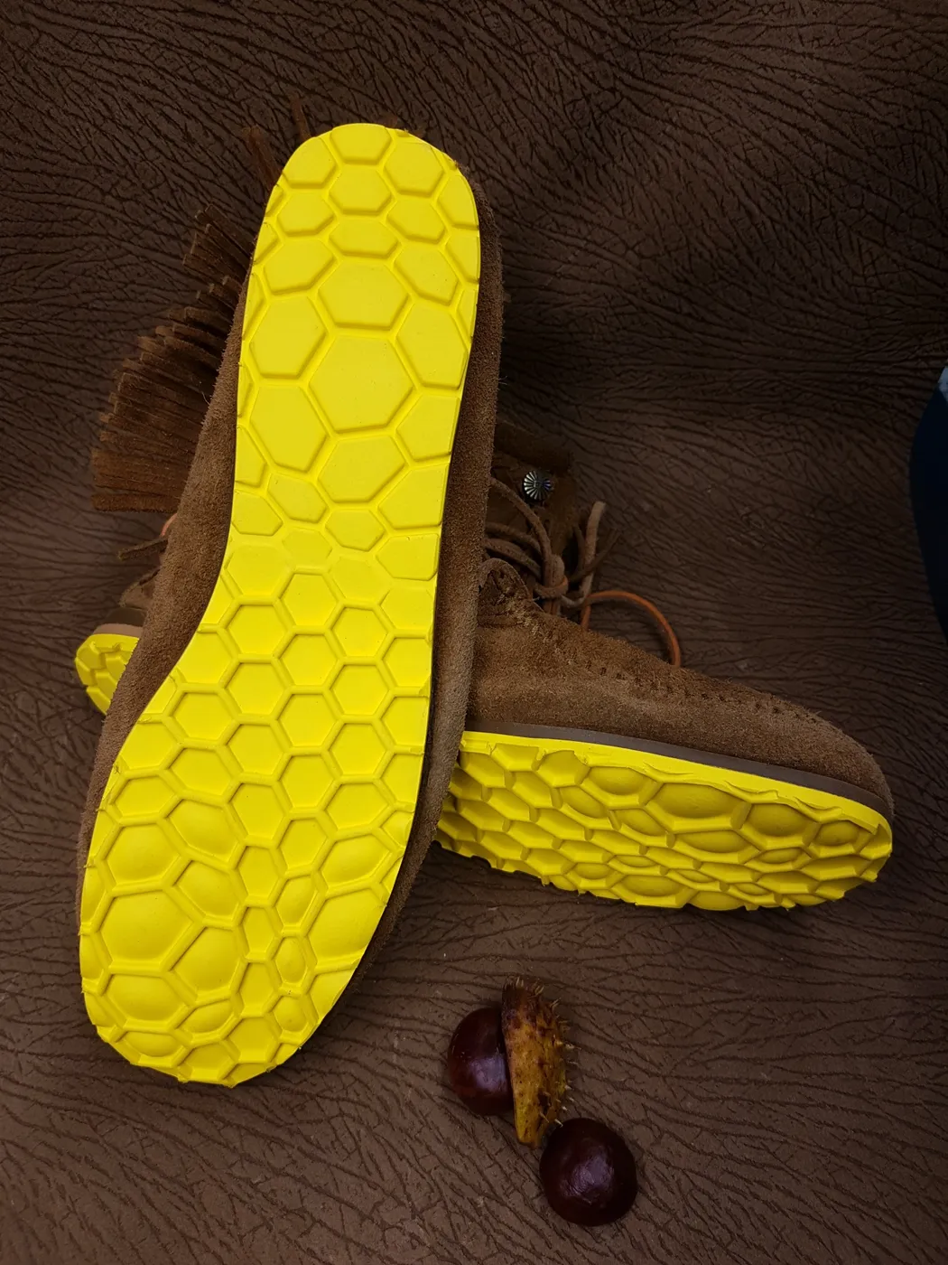 Schuhe mit neuen Sohlen in Gelb
