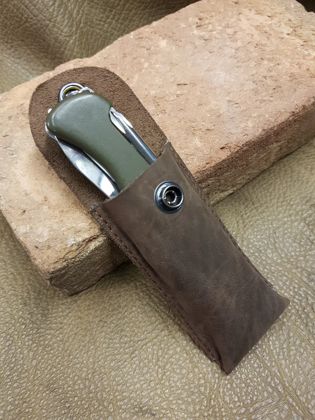 Ledernes Etui für ein Taschenmesser