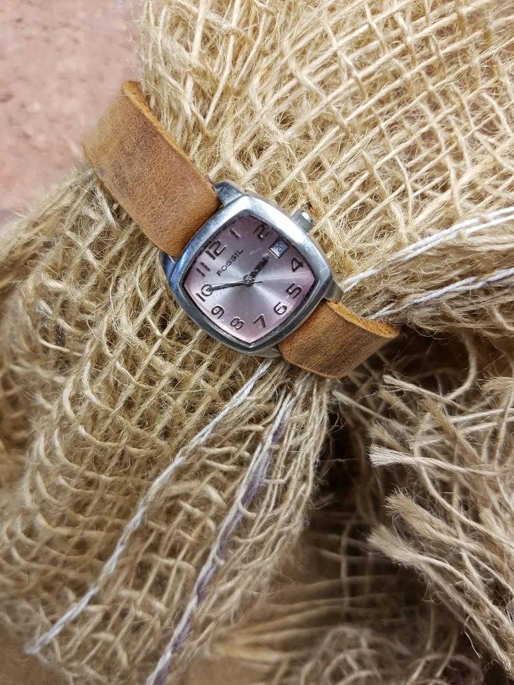 Armbanduhr mit handgefertigtem Lederarmband